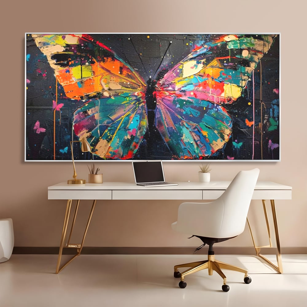 Tablou canvas cu tablou canvas cu fluture multicolor, in rama de aluminiu argintiu, pe perete intr-un birou